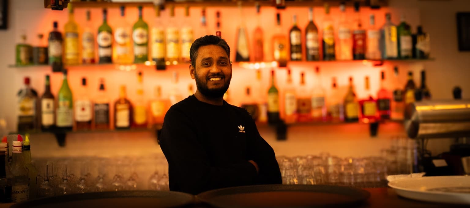 Mitgründer Rajesh Kumar hinter der Bar